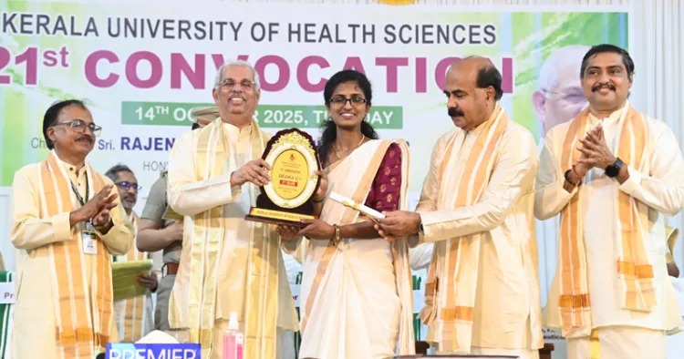 കേരള ആരോഗ്യ ശാസ്ത്ര സര്‍വകലാശാലയുടെ ഇരുപത്തിയൊന്നാമത് ബിരുദദാന ചടങ്ങില്‍ ഗവര്‍ണര്‍ രാജേന്ദ്ര
വിശ്വനാഥ് ആര്‍ലേക്കര്‍ സര്‍ട്ടിഫിക്കറ്റുകള്‍ വിതരണം ചെയ്യുന്നു