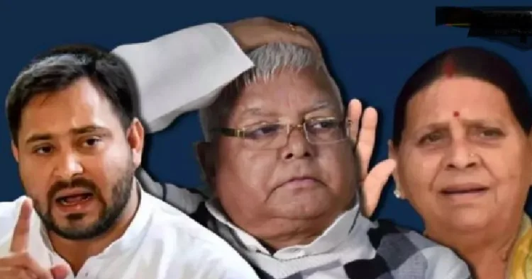 ആര്‍ജെഡി തേജസ്വി യാദവ് (ഇടത്ത്) പിതാവ് ലാലുപ്രസാദ് യാദവ് (നടുവില്‍) മാതാവ് റാബ്രി ദേവി (വലത്ത്)