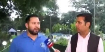 തേജസ്വി യാദവിനോട് ചോദ്യം ചോദിക്കുന്ന മാധ്യമപ്രവര്‍ത്തകന്‍