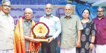 തൃപ്പൂണിത്തുറയില്‍ എട്ടാമത് തുറവൂര്‍ വിശ്വംഭരന്‍ അനുസ്മരണ സദസില്‍ ഡോ. പ്രബോധ ചന്ദ്രന്‍ നായര്‍ക്ക് തുറവൂര്‍ വിശ്വംഭരന്‍ പുരസ്‌കാരം മുന്‍ ചീഫ് സെക്രട്ടറി ഡോ. വി.പി. ജോയി സമ്മാനിക്കുന്നു. പ്രൊഫ. പി.ജി. ഹരിദാസ്, എം.ആര്‍.എസ്. മേനോന്‍, പ്രൊഫ. ജ്യോത്സന, കെ. സതീഷ് ബാബു എന്നിവര്‍ സമീപം