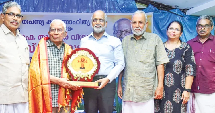 തൃപ്പൂണിത്തുറയില്‍ എട്ടാമത് തുറവൂര്‍ വിശ്വംഭരന്‍ അനുസ്മരണ സദസില്‍ ഡോ. പ്രബോധ ചന്ദ്രന്‍ നായര്‍ക്ക് തുറവൂര്‍ വിശ്വംഭരന്‍ പുരസ്‌കാരം മുന്‍ ചീഫ് സെക്രട്ടറി ഡോ. വി.പി. ജോയി സമ്മാനിക്കുന്നു. പ്രൊഫ. പി.ജി. ഹരിദാസ്, എം.ആര്‍.എസ്. മേനോന്‍, പ്രൊഫ. ജ്യോത്സന, കെ. സതീഷ് ബാബു എന്നിവര്‍ സമീപം