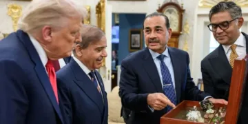 വൈറ്റ് ഹൗസില്‍ വെച്ച് ട്രംപിന് മുന്‍പില്‍ അസിം മുനീര്‍ പെട്ടി തുറന്നുകാണിക്കുന്നു