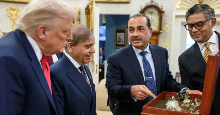 വൈറ്റ് ഹൗസില് വെച്ച് ട്രംപിന് മുന്പില് അസിം മുനീര് പെട്ടി തുറന്നുകാണിക്കുന്നു