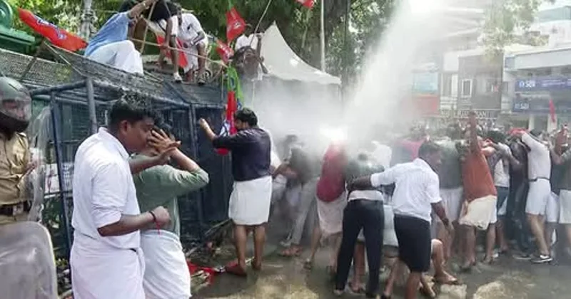 ശബരിമല സ്വർണ്ണക്കൊള്ള; യുവമോർച്ചയുടെ സെക്രട്ടേറിയറ്റ് മാർച്ചിന് നേരെ പോലീസ് നരനായാട്ട്, നിരവധി പ്രവർത്തകർക്ക് പരിക്കേറ്റു