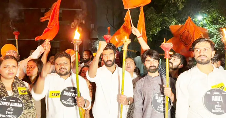 ജെഎന്‍യു വിദ്യാര്‍ത്ഥി യൂണിയന്‍ തെരഞ്ഞെടുപ്പിന്റെ ഭാഗമായി എബിവിപി സംഘടിപ്പിച്ച പന്തംകൊളുത്തി പ്രകടനത്തില്‍ സ്ഥാനാര്‍ത്ഥികളായ തന്യ കുമാരി, വികാസ് പട്ടേല്‍, രാജേശ്വര്‍ കാന്ത് ദുബൈ, അനുജ് എന്നിവര്‍ ദേശീയ സെക്രട്ടറി ശ്രാവണ്‍ ബി. രാജിനൊപ്പം