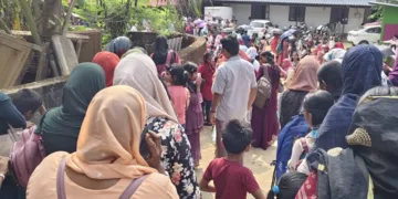 പഞ്ചായത്ത് കമ്യുണിറ്റി ഹാളിനു മുന്നില്‍ ഉച്ചഭക്ഷത്തിനായി
വെയിലത്ത് വരിനില്‍ക്കുന്ന കുട്ടികളും അധ്യാപകരും