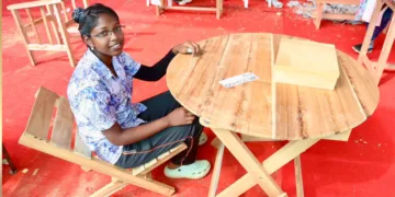 അലീന ഡൈനിങ് ടേബിള്‍ നിര്‍മാണത്തിനിടെ താന്‍ നിര്‍മിച്ച കസേരയില്‍ ഇരിക്കുന്നു