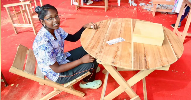 അലീന ഡൈനിങ് ടേബിള്‍ നിര്‍മാണത്തിനിടെ താന്‍ നിര്‍മിച്ച കസേരയില്‍ ഇരിക്കുന്നു