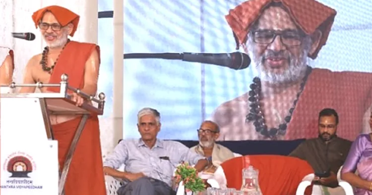 ആലുവ തന്ത്രവിദ്യാപീഠത്തില്‍ നടന്ന വിദ്വത് സദസിന്റെ സമാപന സമ്മേളനം തൃശൂര്‍ നടുവില്‍മഠം സ്വാമിയാര്‍
പാര്‍ത്ഥസാരഥി ഭാരതി സ്വാമി ഉദ്ഘാടനം ചെയ്യുന്നു