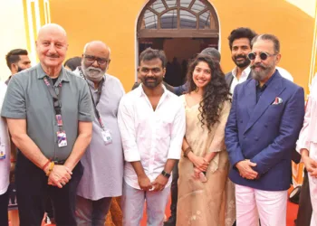 ഇന്ത്യന്‍ പനോരമ ഫീച്ചര്‍ വിഭാഗത്തില്‍ ഉദ്ഘാടന ചിത്രമായി പ്രദര്‍ശിപ്പിച്ച അമരന്‍ സിനിമയുടെ അണിയറ പ്രവര്‍ത്തകരും അഭിനേതാക്കളും കമല്‍ ഹാസനൊപ്പം