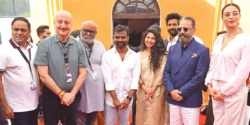 ഇന്ത്യന്‍ പനോരമ ഫീച്ചര്‍ വിഭാഗത്തില്‍ ഉദ്ഘാടന ചിത്രമായി പ്രദര്‍ശിപ്പിച്ച അമരന്‍ സിനിമയുടെ അണിയറ പ്രവര്‍ത്തകരും അഭിനേതാക്കളും കമല്‍ ഹാസനൊപ്പം