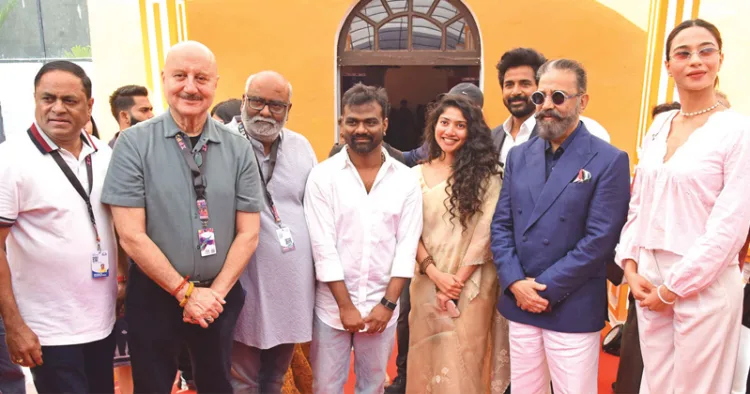 ഇന്ത്യന്‍ പനോരമ ഫീച്ചര്‍ വിഭാഗത്തില്‍ ഉദ്ഘാടന ചിത്രമായി പ്രദര്‍ശിപ്പിച്ച അമരന്‍ സിനിമയുടെ അണിയറ പ്രവര്‍ത്തകരും അഭിനേതാക്കളും കമല്‍ ഹാസനൊപ്പം