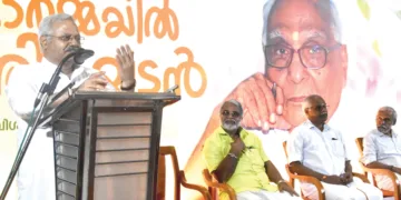 എറണാകുളം ഭാസ്‌കരീയത്തില്‍ വിശ്വസംവാദകേന്ദ്രം സംഘടിപ്പിച്ച ആര്‍. ഹരി അനുസ്മരണ പരിപാടിയില്‍ ആര്‍എസ്എസ് അഖിലഭാരതീയ പ്രചാര്‍ പ്രമുഖ് സുനില്‍ ആംബേക്കര്‍ സംസാരിക്കുന്നു. എം. രാജശേഖര പണിക്കര്‍, പി.ആര്‍. ശശിധരന്‍, അഡ്വ. പി. വിജയകുമാര്‍ സമീപം