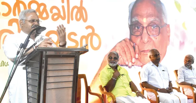 എറണാകുളം ഭാസ്‌കരീയത്തില്‍ വിശ്വസംവാദകേന്ദ്രം സംഘടിപ്പിച്ച ആര്‍. ഹരി അനുസ്മരണ പരിപാടിയില്‍ ആര്‍എസ്എസ് അഖിലഭാരതീയ പ്രചാര്‍ പ്രമുഖ് സുനില്‍ ആംബേക്കര്‍ സംസാരിക്കുന്നു. എം. രാജശേഖര പണിക്കര്‍, പി.ആര്‍. ശശിധരന്‍, അഡ്വ. പി. വിജയകുമാര്‍ സമീപം