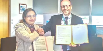 അമൃത സര്‍വകലാശാലാ പ്രൊ വൈസ് ചാന്‍സലര്‍ ഡോ. മനീഷ വി. രമേഷ് ഐഎംടി അറ്റ്‌ലാന്റിക് പ്രസിഡന്റ് പ്രൊഫ. ക്രിസ്റ്റോഫ് ലെറൂജ് എന്നിവര്‍ ധാരണാപത്രം കൈമാറുന്നു