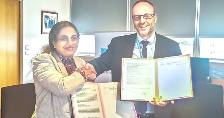 അമൃത സര്‍വകലാശാലാ പ്രൊ വൈസ് ചാന്‍സലര്‍ ഡോ. മനീഷ വി. രമേഷ് ഐഎംടി അറ്റ്‌ലാന്റിക് പ്രസിഡന്റ് പ്രൊഫ. ക്രിസ്റ്റോഫ് ലെറൂജ് എന്നിവര്‍ ധാരണാപത്രം കൈമാറുന്നു