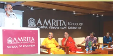 അമൃത സ്‌കൂള്‍ ഓഫ് ആയുര്‍വേദയില്‍ പിജി വിദ്യാര്‍ത്ഥികള്‍ക്കുള്ള ശിഷ്യോപനയനത്തില്‍ ഡോ. കെ. മുരളി സംസാരിക്കുന്നു
