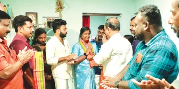 അനിത നിക്‌സനെ സംസ്ഥാന സെക്രട്ടറി പൂന്തുറ ശ്രീകുമാര്‍ ബിജെപിയിലേക്ക് സ്വീകരിക്കുന്നു