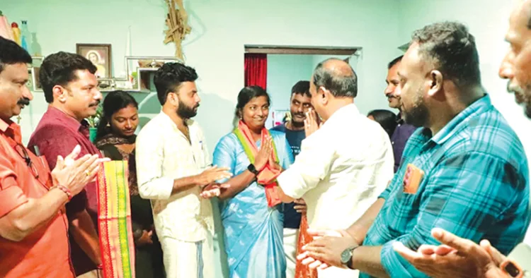 അനിത നിക്‌സനെ സംസ്ഥാന സെക്രട്ടറി പൂന്തുറ ശ്രീകുമാര്‍ ബിജെപിയിലേക്ക് സ്വീകരിക്കുന്നു