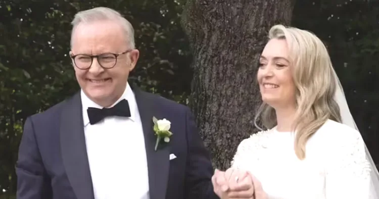 വിവാഹശേഷം ഓസ്‌ട്രേലിയന്‍ പ്രധാനമന്ത്രി ആന്തണി
അല്‍ബനീസും ജോഡി ഹൈഡനും