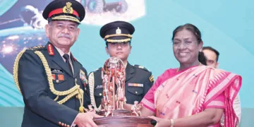 കരസേനയുടെ ചാണക്യ ഡിഫന്‍സ് ഡയലോഗിന്റെ മൂന്നാം പതിപ്പ് ഉദ്ഘാടനം ചെയ്ത രാഷ്ട്രപതി ദ്രൗപദി മുര്‍മുവിന്
കരസേന മേധാവി ജനറല്‍ ഉപേന്ദ്ര ദ്വിവേദി ഉപഹാരം സമര്‍പ്പിക്കുന്നു