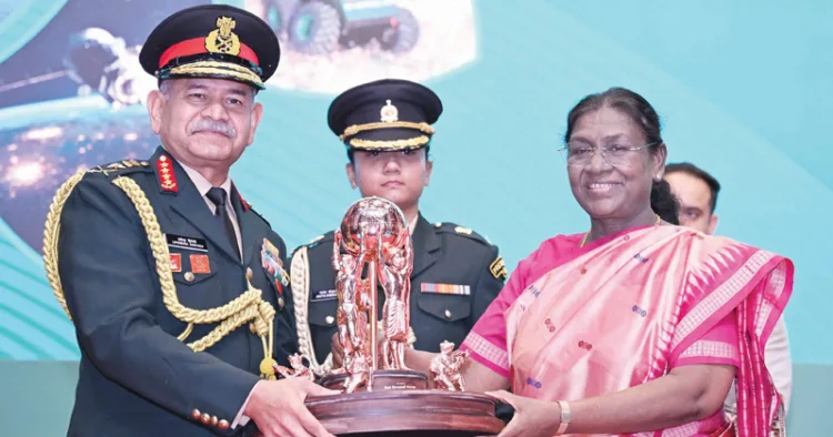 കരസേനയുടെ ചാണക്യ ഡിഫന്‍സ് ഡയലോഗിന്റെ മൂന്നാം പതിപ്പ് ഉദ്ഘാടനം ചെയ്ത രാഷ്ട്രപതി ദ്രൗപദി മുര്‍മുവിന്
കരസേന മേധാവി ജനറല്‍ ഉപേന്ദ്ര ദ്വിവേദി ഉപഹാരം സമര്‍പ്പിക്കുന്നു