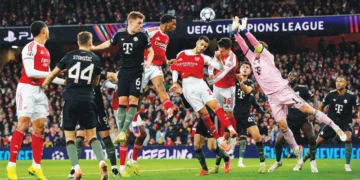 ആഴ്‌സണലിനായി ജൂറിയന്‍ ടിംബര്‍ ഹെഡ്ഡറിലൂടെ ഗോള്‍ നേടുന്നു