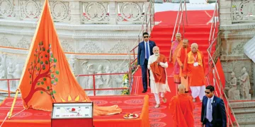 അയോദ്ധ്യയിലെ രാമക്ഷേത്രത്തില്‍ ധ്വജാരോഹണത്തിനായി പ്രധാനമന്ത്രി നരേന്ദ്ര മോദിയും ആര്‍എസ്എസ് സര്‍സംഘചാലക് ഡോ. മോഹന്‍ ഭാഗവതും വേദിയിലേക്ക് എത്തുന്നു. ഉത്തര്‍പ്രദേശ് ഗവര്‍ണര്‍ ആനന്ദിബെന്‍ പട്ടേല്‍, മുഖ്യമന്ത്രി യോഗി ആദിത്യനാഥ് സമീപം