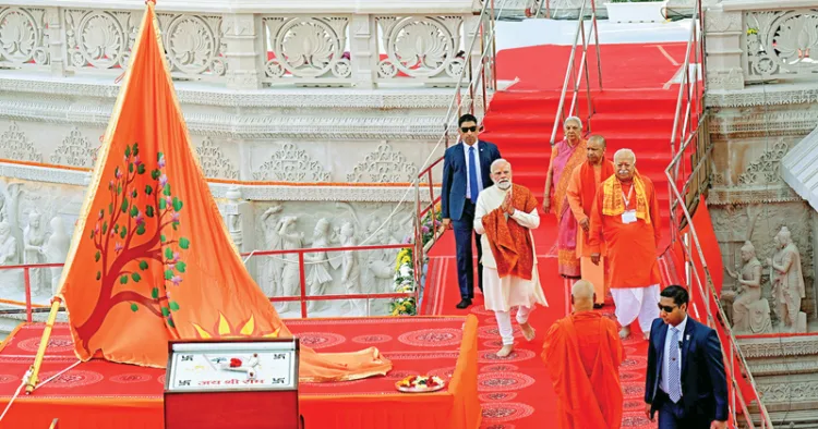 അയോദ്ധ്യയിലെ രാമക്ഷേത്രത്തില്‍ ധ്വജാരോഹണത്തിനായി പ്രധാനമന്ത്രി നരേന്ദ്ര മോദിയും ആര്‍എസ്എസ് സര്‍സംഘചാലക് ഡോ. മോഹന്‍ ഭാഗവതും വേദിയിലേക്ക് എത്തുന്നു. ഉത്തര്‍പ്രദേശ് ഗവര്‍ണര്‍ ആനന്ദിബെന്‍ പട്ടേല്‍, മുഖ്യമന്ത്രി യോഗി ആദിത്യനാഥ് സമീപം