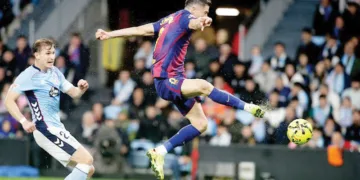 ബാഴ്‌സയ്ക്കായി റോബര്‍ട്ട് ലെവന്‍ഡോവ്‌സ്‌കി ഗോള്‍ നേടുന്നു