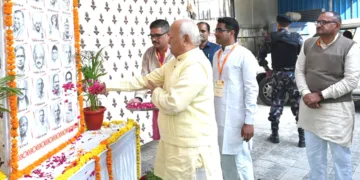 ജ്ഞാനഗംഗാ പ്രകാശന്റെ 'ഔര്‍ യേ ജീവന്‍ സമര്‍പ്പിത്' എന്ന പുസ്തക പ്രകാശന ചടങ്ങില്‍ രാജസ്ഥാനില്‍ അന്തരിച്ച 24 പ്രചാരകര്‍ക്ക് ആര്‍എസ്എസ് സര്‍സംഘചാലക് ഡോ. മോഹന്‍ ഭാഗവത് ആദരാഞ്ജലി അര്‍പ്പിക്കുന്നു