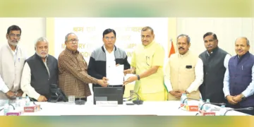 ലേബര്‍ കോഡുമായി ബന്ധപ്പെട്ട ആശങ്കകള്‍ പരിഹരിക്കണം എന്നതടക്കമുള്ള ആവശ്യങ്ങള്‍ ഉന്നയിച്ച് കേന്ദ്രതൊഴില്‍ മന്ത്രി മന്‍സുഖ് മാണ്ഡവ്യയ്ക്ക് ബിഎംഎസ് ദേശീയ ജനറല്‍ സെക്രട്ടറി രവീന്ദ്രഹിംതെയുടെ നേതൃത്വത്തിലുള്ള പ്രതിനിധിസംഘം നിവേദനം കൈമാറിയപ്പോള്‍