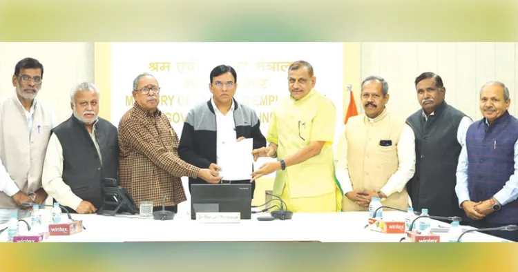 ലേബര്‍ കോഡുമായി ബന്ധപ്പെട്ട ആശങ്കകള്‍ പരിഹരിക്കണം എന്നതടക്കമുള്ള ആവശ്യങ്ങള്‍ ഉന്നയിച്ച് കേന്ദ്രതൊഴില്‍ മന്ത്രി മന്‍സുഖ് മാണ്ഡവ്യയ്ക്ക് ബിഎംഎസ് ദേശീയ ജനറല്‍ സെക്രട്ടറി രവീന്ദ്രഹിംതെയുടെ നേതൃത്വത്തിലുള്ള പ്രതിനിധിസംഘം നിവേദനം കൈമാറിയപ്പോള്‍