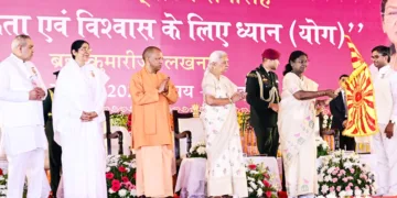 ആഗോള ഐക്യത്തിനും വിശ്വാസത്തിനും വേണ്ടിയുള്ള ധ്യാനം എന്ന പ്രമേയത്തിലൂന്നിയുള്ള ബ്രഹ്‌മ കുമാരീസിന്റെ ഒരു വര്‍ഷത്തെ വാര്‍ഷിക ചടങ്ങുകള്‍ക്ക് ലഖ്‌നൗവില്‍ രാഷ്ട്രപതി ദ്രൗപതി മുര്‍മു തുടക്കം കുറിക്കുന്നു. രാജയോഗിനി രാധാ ദീദി, ഉത്തര്‍പ്രദേശ് മുഖ്യമന്ത്രി യോഗി ആദിത്യനാഥ്, ഗവര്‍ണര്‍ ആനന്ദി ബെന്‍ പട്ടേല്‍ സമീപം