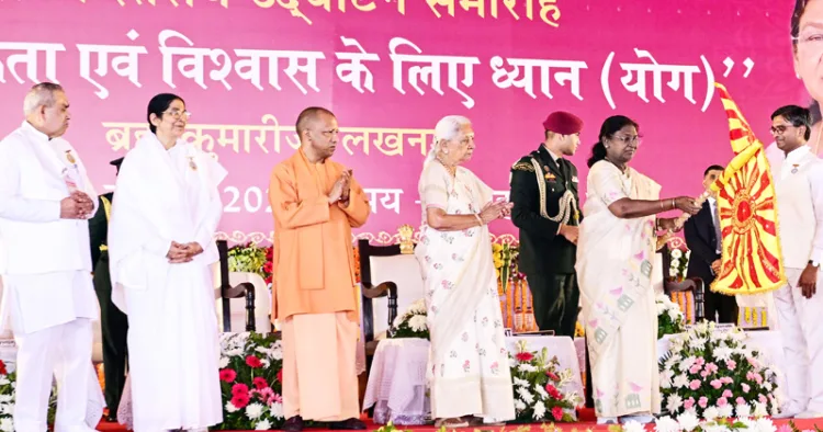 ആഗോള ഐക്യത്തിനും വിശ്വാസത്തിനും വേണ്ടിയുള്ള ധ്യാനം എന്ന പ്രമേയത്തിലൂന്നിയുള്ള ബ്രഹ്മ കുമാരീസിന്റെ ഒരു വര്ഷത്തെ വാര്ഷിക ചടങ്ങുകള്ക്ക് ലഖ്നൗവില് രാഷ്ട്രപതി ദ്രൗപതി മുര്മു തുടക്കം കുറിക്കുന്നു. രാജയോഗിനി രാധാ ദീദി, ഉത്തര്പ്രദേശ് മുഖ്യമന്ത്രി യോഗി ആദിത്യനാഥ്, ഗവര്ണര് ആനന്ദി ബെന് പട്ടേല് സമീപം