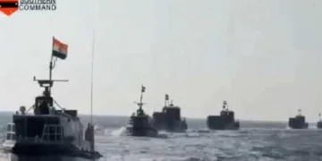 പാകിസ്ഥാന്‍ സൈന്യം ഇന്ത്യയിലേക്ക് നുഴഞ്ഞുകയറാന്‍ ശ്രമിച്ച സര്‍ ക്രീക്ക് പ്രദേശത്തെ ആഴം കുറഞ്ഞ കടലില്‍ ഇന്ത്യന്‍ നാവികസേനയുടെ അഭ്യാസപ്രകടനം. ബ്രഹ്മശിര എന്ന സൈനികാഭ്യാസത്തിന്‍റെ ഭാഗമായി നടന്നത്.