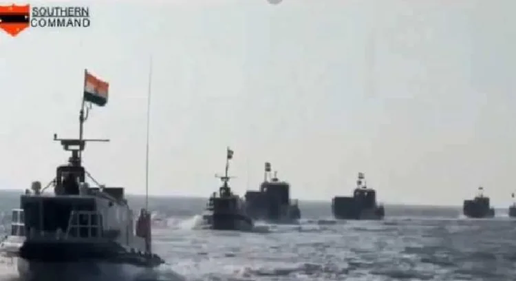 പാകിസ്ഥാന്‍ സൈന്യം ഇന്ത്യയിലേക്ക് നുഴഞ്ഞുകയറാന്‍ ശ്രമിച്ച സര്‍ ക്രീക്ക് പ്രദേശത്തെ ആഴം കുറഞ്ഞ കടലില്‍ ഇന്ത്യന്‍ നാവികസേനയുടെ അഭ്യാസപ്രകടനം. ബ്രഹ്മശിര എന്ന സൈനികാഭ്യാസത്തിന്‍റെ ഭാഗമായി നടന്നത്.