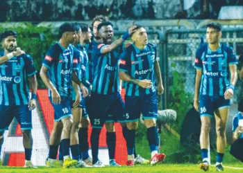 കാലിക്കറ്റ് എഫ്‌സിക്കായി ആദ്യ ഗോള്‍ നേടിയ ജോനാഥന്‍ പെരേരയെ സഹതാരങ്ങള്‍ അഭിനന്ദിക്കുന്നു