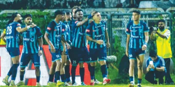 കാലിക്കറ്റ് എഫ്‌സിക്കായി ആദ്യ ഗോള്‍ നേടിയ ജോനാഥന്‍ പെരേരയെ സഹതാരങ്ങള്‍ അഭിനന്ദിക്കുന്നു