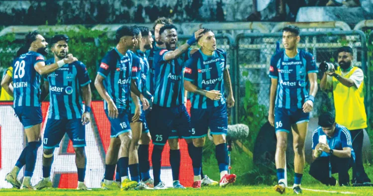 കാലിക്കറ്റ് എഫ്‌സിക്കായി ആദ്യ ഗോള്‍ നേടിയ ജോനാഥന്‍ പെരേരയെ സഹതാരങ്ങള്‍ അഭിനന്ദിക്കുന്നു