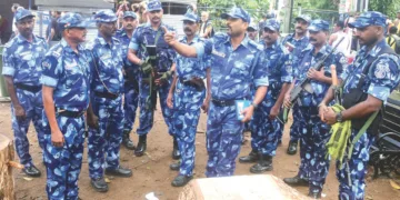 മരക്കൂട്ടത്ത് സേവനത്തിലുള്ള ആര്‍എഎഫ് സംഘത്തിന് ഇന്‍സ്പെക്ടര്‍ രാജേഷ് ബാബു നിര്‍ദേശങ്ങള്‍ നല്‍കുന്നു