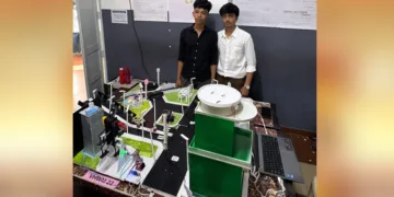 കോഴിക്കോട് സില്‍വര്‍ ഹില്‍സ് എച്ച്എസ്എസിലെ എസ്.കെ.ഗൗരംഗും ഓംകാര്‍ സനത്തും ഓണ്‍ റോഡ് ചാര്‍ജിങ് സിസ്റ്റവുമായി