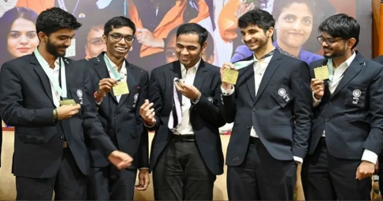 ഇന്ത്യയുടെ മുന്‍നിരതാരങ്ങളായ ഗുകേഷ്, പ്രജ്ഞാനന്ദ, അര്‍ജുന്‍ എരിഗെയ്സി, വിദിത് ഗുജറാത്തി എന്നിവര്‍ (ഇടത്ത് നിന്നും വലത്തോട്ട് )