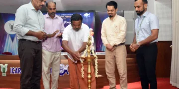 വനവാസി സ്വാതന്ത്ര സമര നേതാവായ ബിര്‍സാ മുണ്ടയുടെ 150- ാം ജന്മവാര്‍ഷിക ആഘോഷത്തിന്റെ സമാപന സമ്മേളനം കൊച്ചി ഐസിഎആര്‍ സിഫ്ടില്‍ പദ്മശ്രീ ജേതാവ് ചെറുവയല്‍ രാമന്‍ ഉദ്ഘാടനം ചെയ്യുന്നു