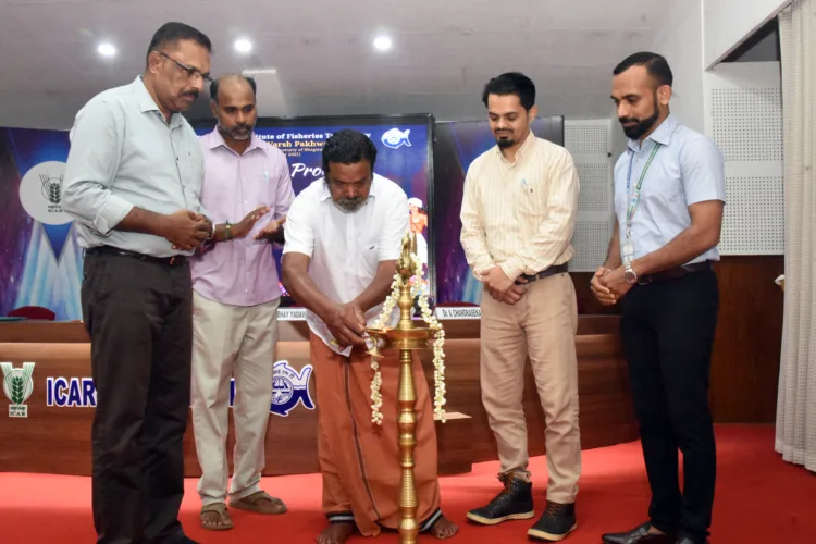 വനവാസി സ്വാതന്ത്ര സമര നേതാവായ ബിര്‍സാ മുണ്ടയുടെ 150- ാം ജന്മവാര്‍ഷിക ആഘോഷത്തിന്റെ സമാപന സമ്മേളനം കൊച്ചി ഐസിഎആര്‍ സിഫ്ടില്‍ പദ്മശ്രീ ജേതാവ് ചെറുവയല്‍ രാമന്‍ ഉദ്ഘാടനം ചെയ്യുന്നു