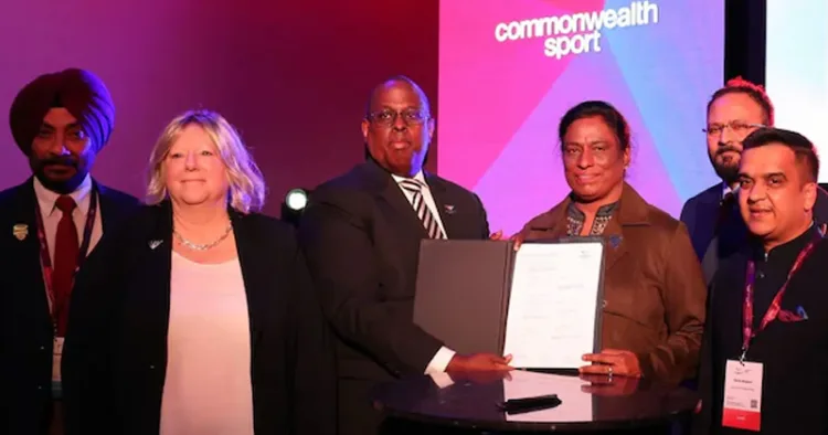 2030ലെ കോമണ്‍വെല്‍ത്ത് ഗെയിംസ് ഭാരതത്തിന് അനുവദിക്കുന്ന രേഖ സ്‌കോട്‌ലന്‍ഡിലെ ഗ്ലാസ്‌ഗോയില്‍ ഇന്ത്യന്‍ ഒളിമ്പിക് അസോസിയേഷന്‍ പ്രസിഡന്റ് പി.ടി. ഉഷയ്ക്ക് കൈമാറുന്നു