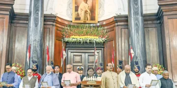 ഭരണഘടനാദിനത്തോട് അനുബന്ധിച്ച് സംവിധാന്‍ സദനില്‍ ചേര്‍ന്ന ചടങ്ങില്‍ രാഷ്ട്രപതി ദ്രൗപദി മുര്‍മുവിനൊപ്പം
കേന്ദ്രമന്ത്രിമാരായ കിരണ്‍ റിജിജു, ജെ.പി. നഡ്ഡ, പ്രധാനമന്ത്രി നരേന്ദ്ര മോദി, ഉപരാഷ്ട്രപതി സി.പി. രാധാകൃഷ്ണന്‍,
ലോക്‌സഭാ സ്പീക്കര്‍ ഓം ബിര്‍ള, പ്രതിപക്ഷ നേതാക്കളായ മല്ലികാര്‍ജുന്‍ ഖാര്‍ഗെ, രാഹുല്‍ ഗാന്ധി, രാജ്യസഭ ഡെപ്യൂട്ടി ചെയര്‍മാന്‍ ഹരിവംശ് നാരായണ്‍ എന്നിവര്‍ ഭരണഘടന വായിക്കുന്നു