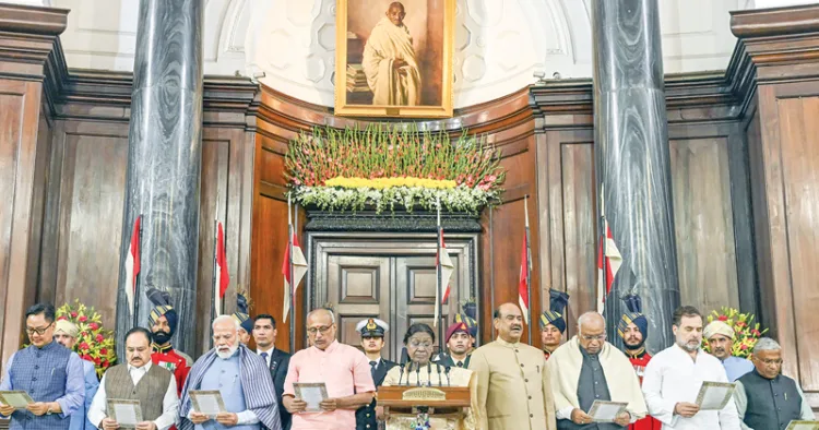 ഭരണഘടനാദിനത്തോട് അനുബന്ധിച്ച് സംവിധാന്‍ സദനില്‍ ചേര്‍ന്ന ചടങ്ങില്‍ രാഷ്ട്രപതി ദ്രൗപദി മുര്‍മുവിനൊപ്പം
കേന്ദ്രമന്ത്രിമാരായ കിരണ്‍ റിജിജു, ജെ.പി. നഡ്ഡ, പ്രധാനമന്ത്രി നരേന്ദ്ര മോദി, ഉപരാഷ്ട്രപതി സി.പി. രാധാകൃഷ്ണന്‍,
ലോക്‌സഭാ സ്പീക്കര്‍ ഓം ബിര്‍ള, പ്രതിപക്ഷ നേതാക്കളായ മല്ലികാര്‍ജുന്‍ ഖാര്‍ഗെ, രാഹുല്‍ ഗാന്ധി, രാജ്യസഭ ഡെപ്യൂട്ടി ചെയര്‍മാന്‍ ഹരിവംശ് നാരായണ്‍ എന്നിവര്‍ ഭരണഘടന വായിക്കുന്നു