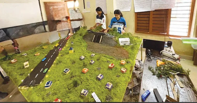 സാമൂഹ്യശാസ്ത്ര വിഭാഗം എച്ച്എസ് വര്ക്കിങ് മോഡലില് കെ.തന്ഹ രതീഷും കെ.സാന്വിയും തയ്യാറാക്കിയ അണ്ടര് ഗ്രൗണ്ട് സിസ്റ്റം