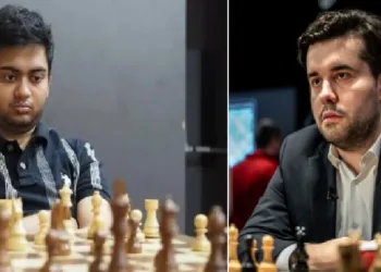 ദീപ്തയാന്‍ ഘോഷ് (ഇടത്ത്) റഷ്യയുടെ ഇയാന്‍ നെപോമ്നെഷി (വലത്ത്)